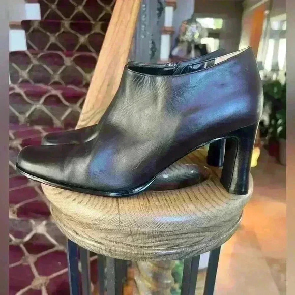 Details Leather Brown booties. NEW. 7.5. Excellent Condition. Zip sides 3” heel - Picture 4 of 14